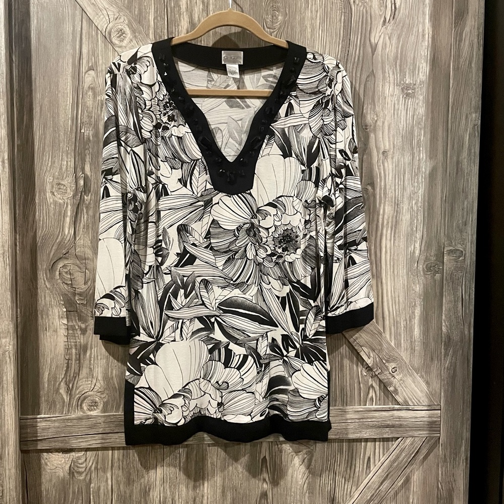 Chicos size 1 (Med) SOFT knit top. embellished neckline. Versatile Neutral print